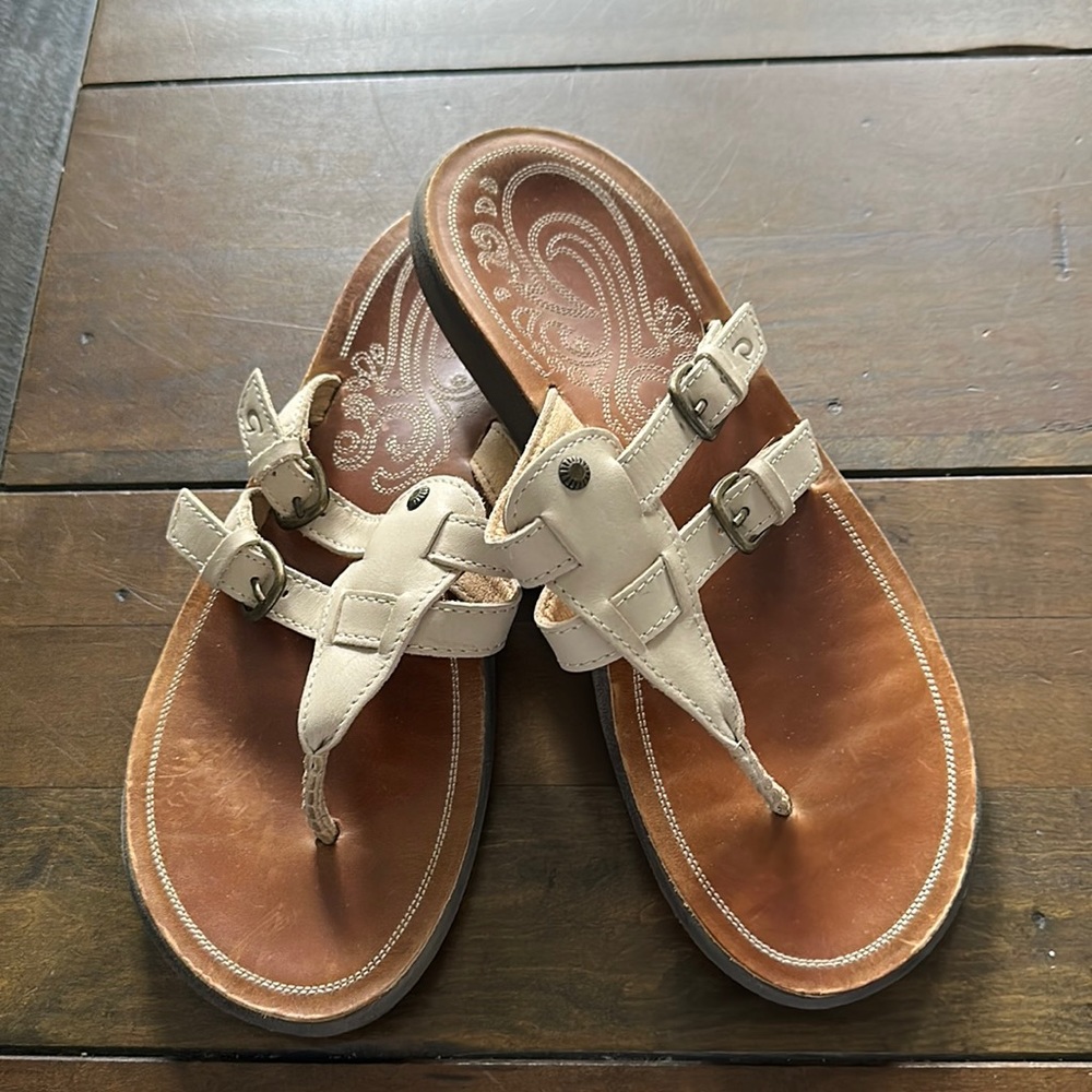 Olukai size 8 leather Flip Flop